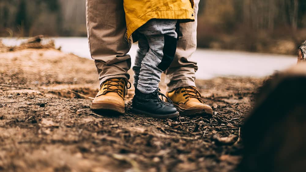 padre e hijo caminando juntos y solo se ven los pies